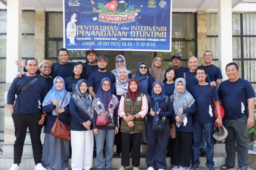 BAKSOS: Dokter alumni FK Unair 97 bersama Kepala Puskesmas Nipah Handini Puspita Arum (tengah pakai rompi) beserta perangkat puskesmas dan perangkat desa di Desa Malaka.
