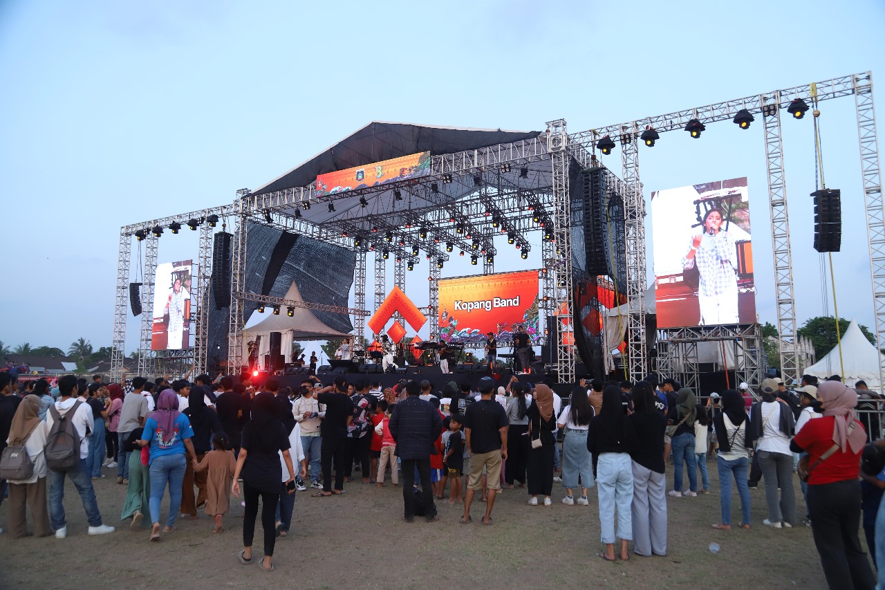 KEARIFAN LOKAL: Penonton mulai memadati depan panggung sejak sore hari untuk menyaksikan konser band Dewa 19 di Lapangan Bundar Praya, Loteng, Jumat (27/10) lalu. Sejumlah band-band lokal tampil lebih
