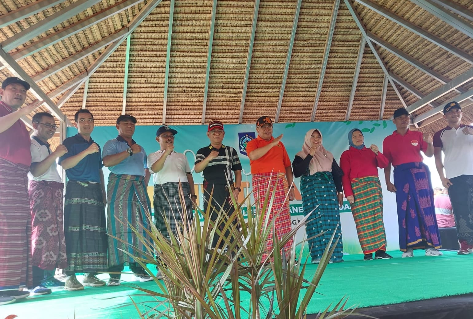KOMPAK PAKAI SARUNG: Pj Gubernur NTB bersama beberapa pejabat Pemprov serta pejabat Pemkab Lobar saat launching Jumat Salam dan Jumat Belondong.(DISKOMINFOTIK LOBAR for LOMBOK POST)