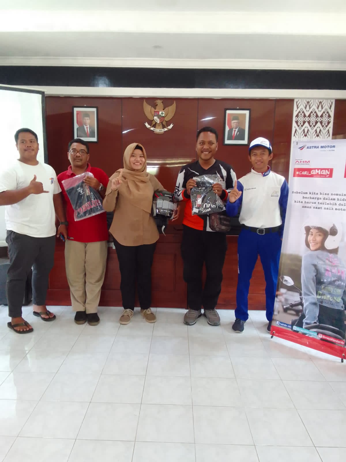 Foto bersama : tim safety riding Astra Motor NTB bersama dinas perkim Kota Mataram. (Honda for Lombok Post)