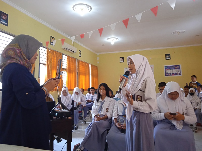 BELAJAR BERSAMA: Salah satu praktik live report yang dilakukan siswi SMAN 4 Mataram dalam workshopenulisan berita yang diadakan di sekolah,  (30/10).
