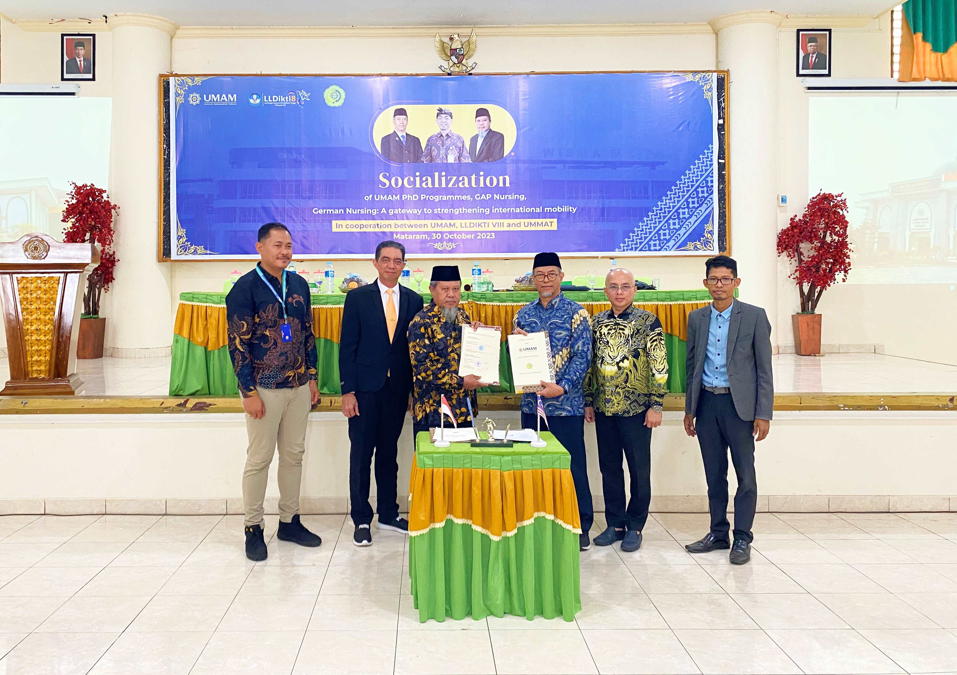 Rektor Ummat Drs Abdul Wahab MA (tiga dari kiri) menunjukkan nota kerja sama yang ditanda tangani dengan Rektor UMAM Prof Waluyo Adi Siswanto (tiga dari kanan), dI Mataram, Senin (30/10).