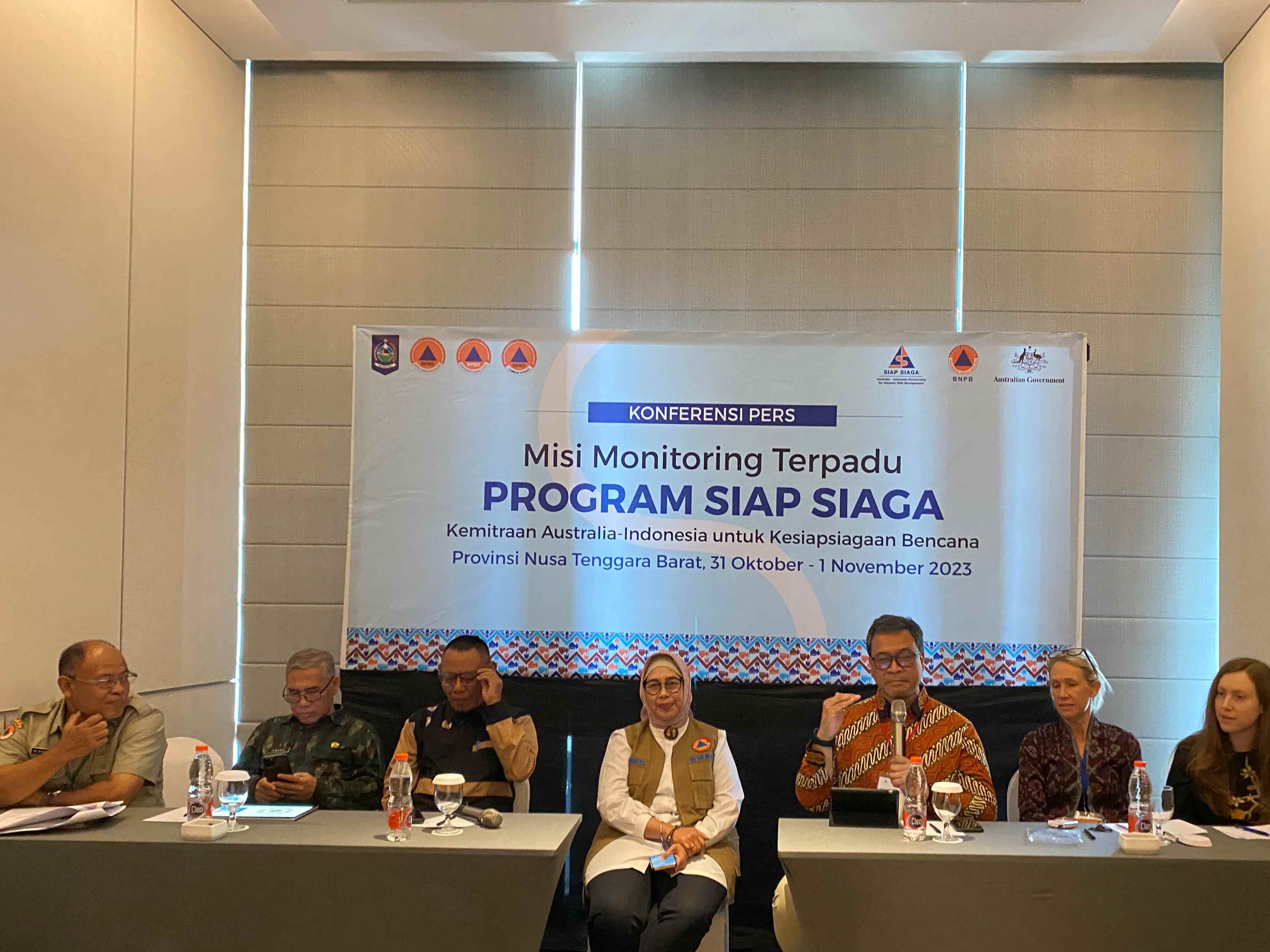 Deputi Bidang Sistem and Strategi BNBP Raditya Jati (tiga dari kanan) saat memberikan penjelasan tentang Program SIAP SIAGA, di acara temu media dalam kegiatan JMM 2023 di Mataram, Selasa (31/10).