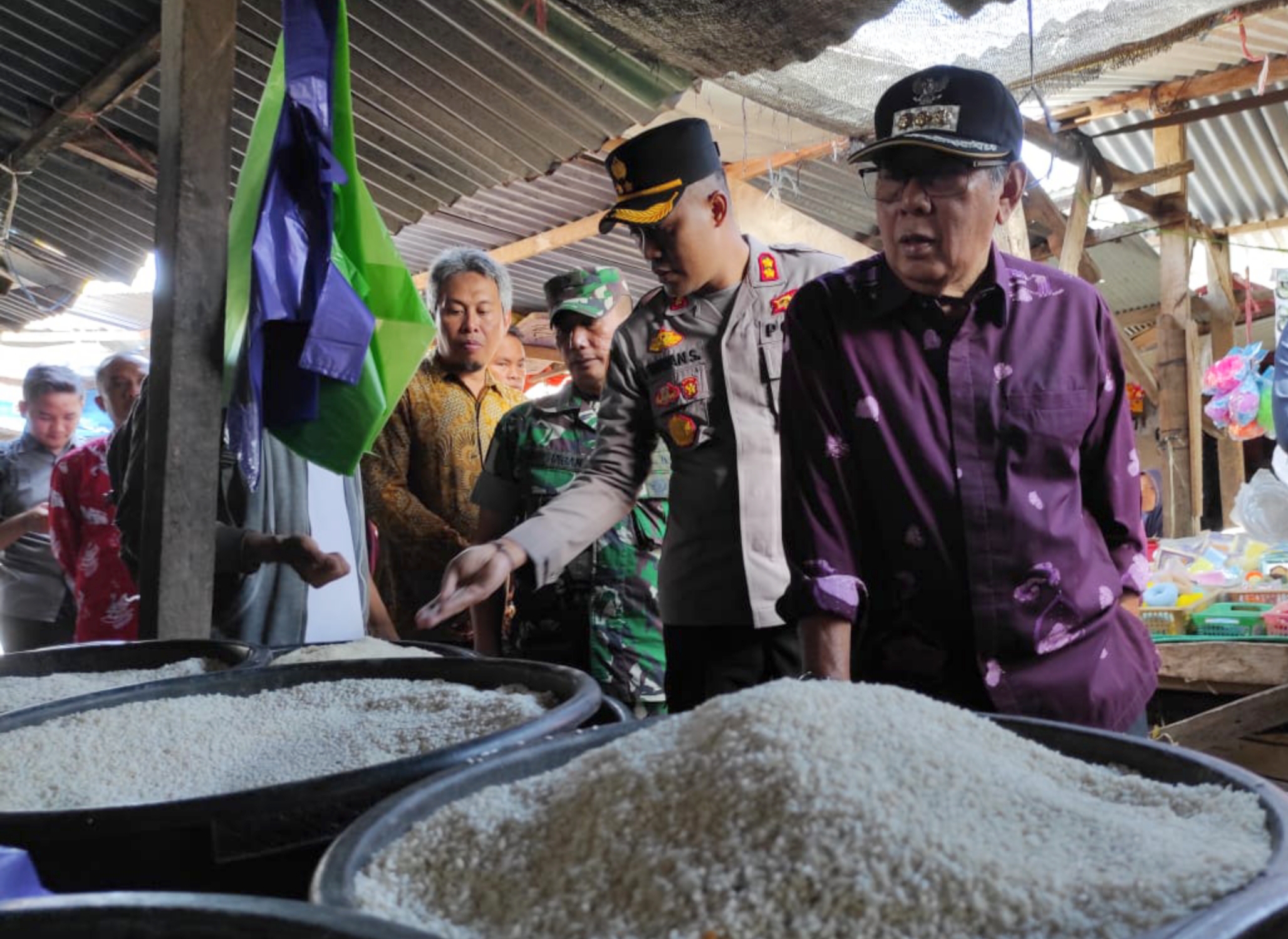 CEK BERAS: Bupati Lombok Utara H Djohan Sjamsu saat mengecek stok dan harga beras di Pasar Tanjung, beberapa waktu lalu.(DOK/LOMBOK POST)