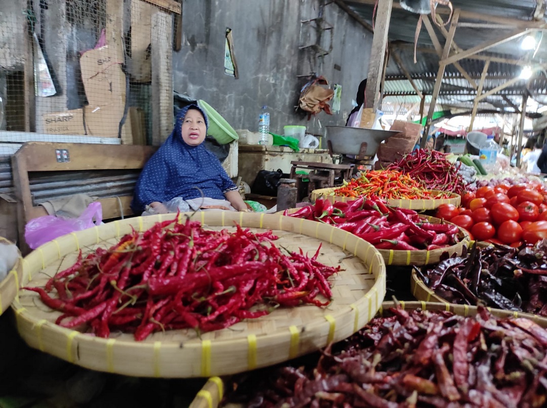 HARGA NAIK: Salah satu pedagang sembako di Pasar Kebon Roek Mataram. Saat ini harga cabai naik menjadi Rp 70-75 Ribu per kilogram.(FERIAL/LOMBOK POST)