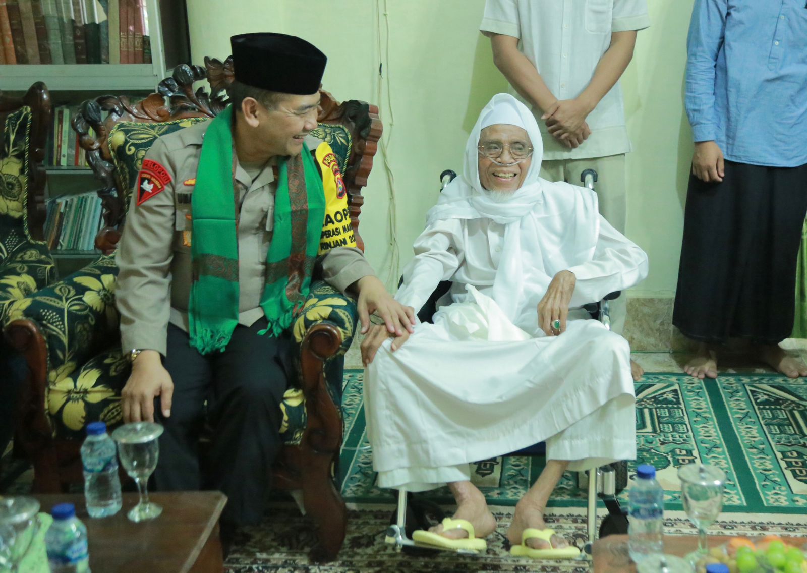 Kapolda NTB Irjen Pol R Umar Faroq (kiri) bersilaturahmi dengan pimpinan Ponpes Qamarul Huda Bagu TGH Lalu Turmudzi Badaruddin, Senin (30/10).