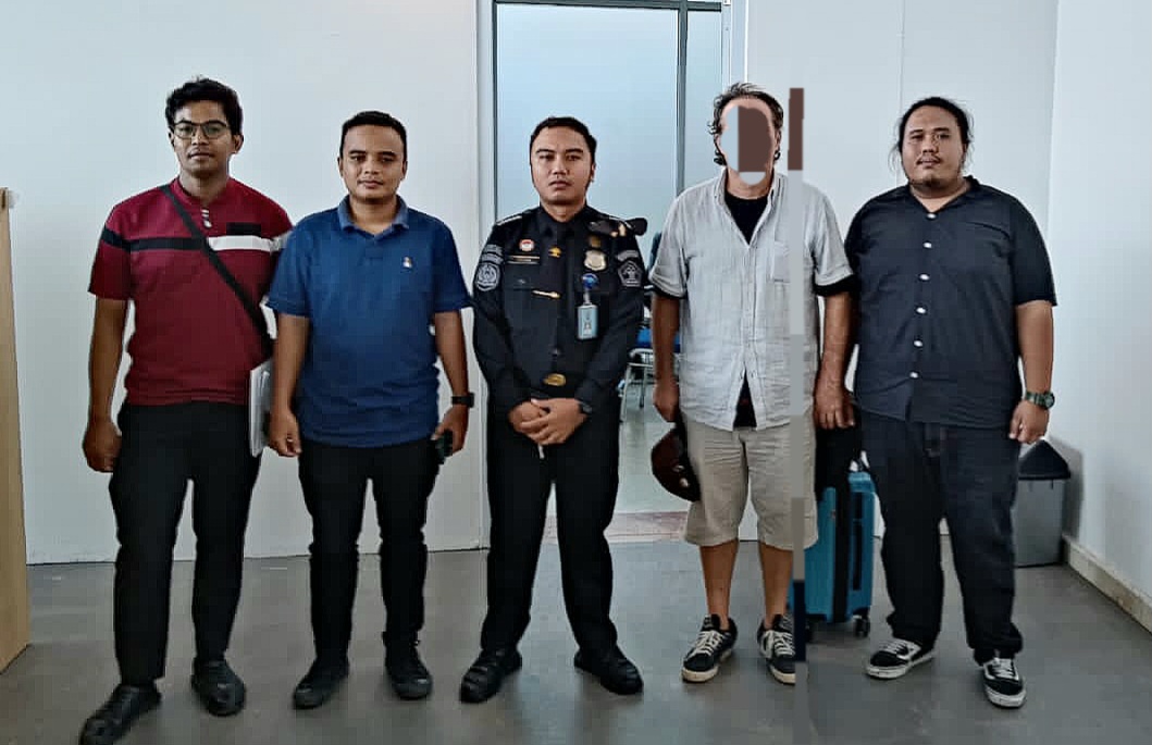 Bule Amerika buronan US Marshal berinisial MDP (dua dari kanan) dideportasi petugas Imigrasi Mataram.