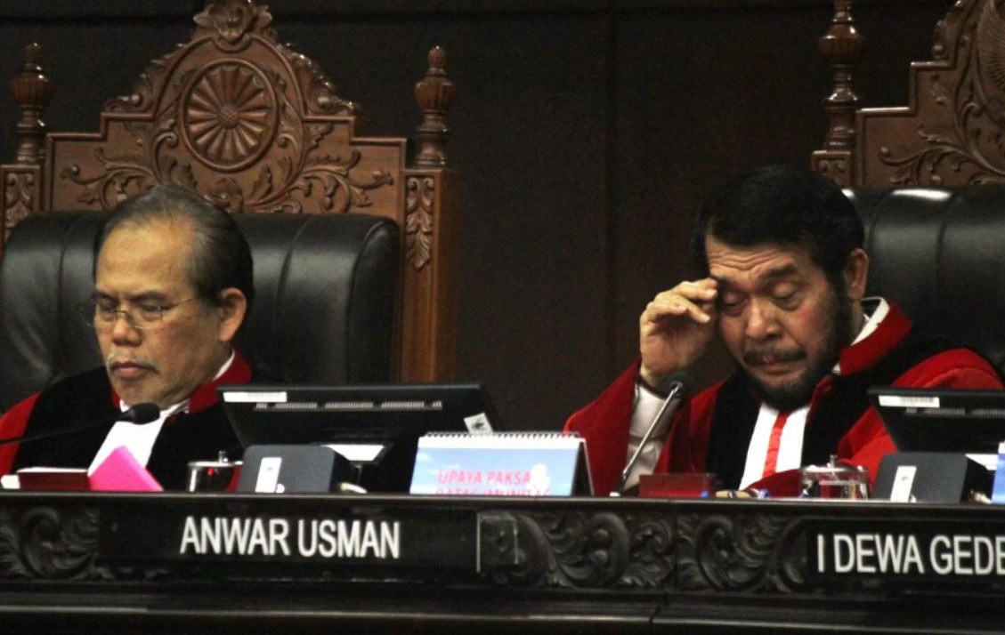 SIDANG : Ketua Mahkamah Konstitusi (MK) Amwar Usman (kanan) dalam persidangan di Gedung MK Jakarta Pusat beberapa waktu lalu.