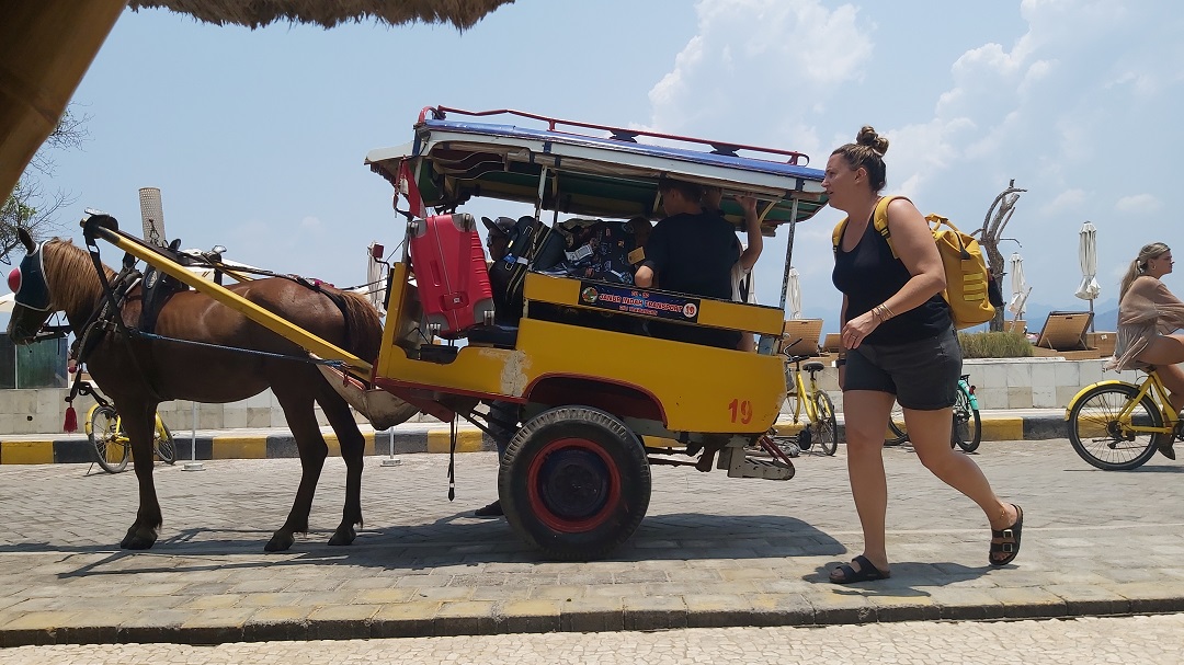 NAIK CIDOMO: Beberapa wisatawan menaiki angkutan tradisional untuk berkeliling Gili Trawangan, pekan lalu.(NURUL/LOMBOK POST)