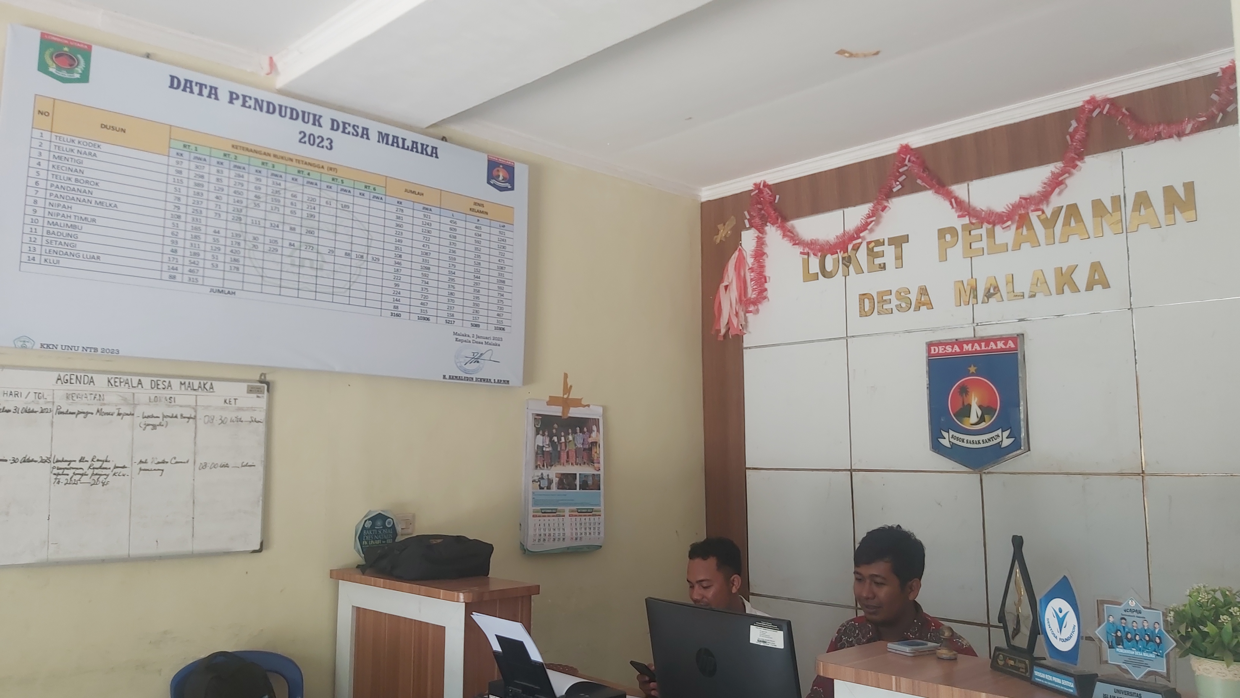 DATA KEPENDUDUKAN: Dua pegawai sedang input data di Kantor Desa Malaka, Kecamatan Pemenang. (NURUL/LOMBOK POST)