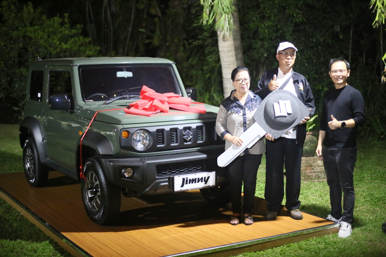 SERAH TERIMA: Penyerahan Suzuki Jimny kepada pemenang undian test drive hybrid nasional.