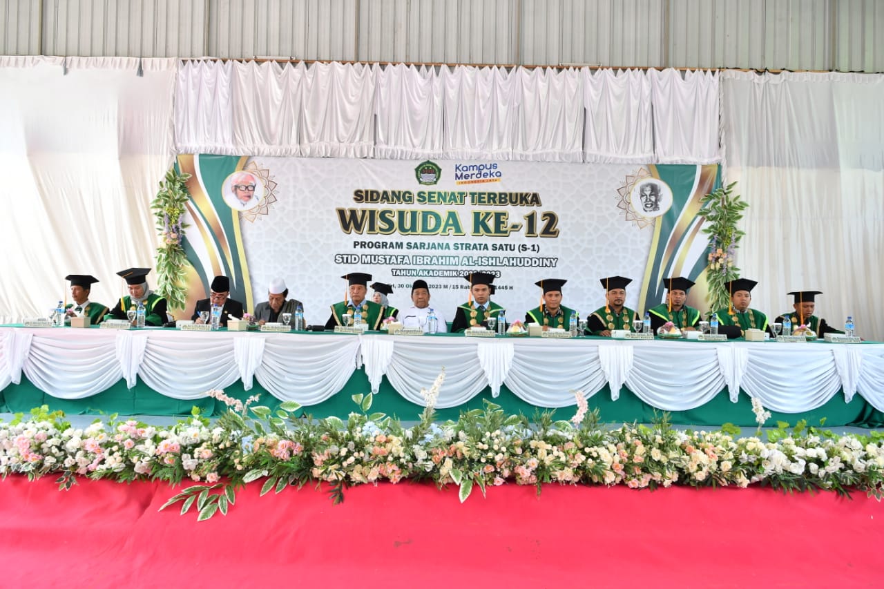 Jajaran senat STID Mustafa Ibrahim pada acara wisuda XII  di aula kampus setempat, kemarin (30/10).