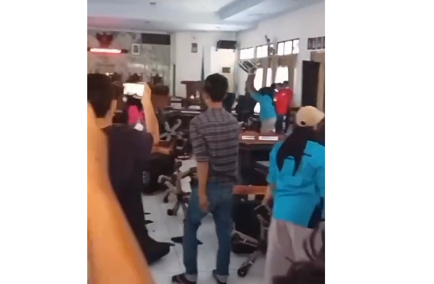 MENGAMUK: Puluhan mahasiswa merusak sejumlah fasilitas di ruang rapat utama kantor DPRD Bima, Selasa (31/10).(REPRO/Facebook)