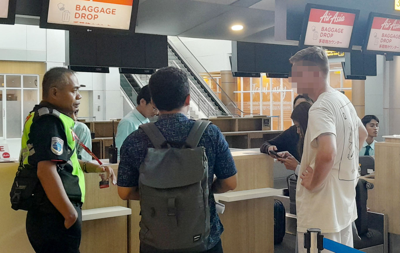Bule belanda berinisial BW (kanan) saat dideportasi oleh Kantor Imigrasi Mataram melalui Bandara Internasional Zainuddin Abdul Madjid, Rabu  (1/11).