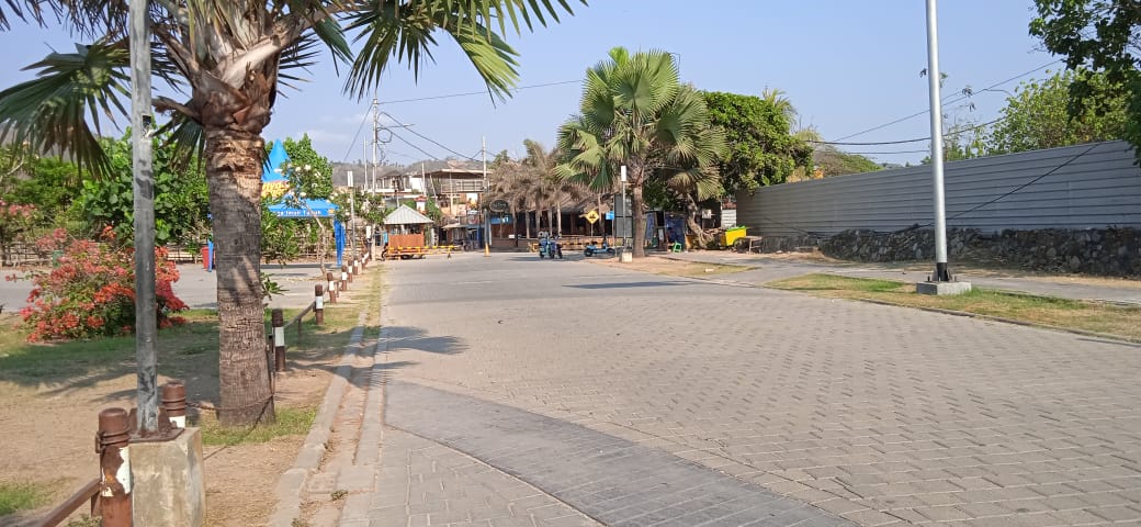AKSES TERBATAS: Salah satu kondisi jalan sekitar Kuta Beach Park atau depan Hotel Raja Kuta Mandalika, Selasa (31/10).