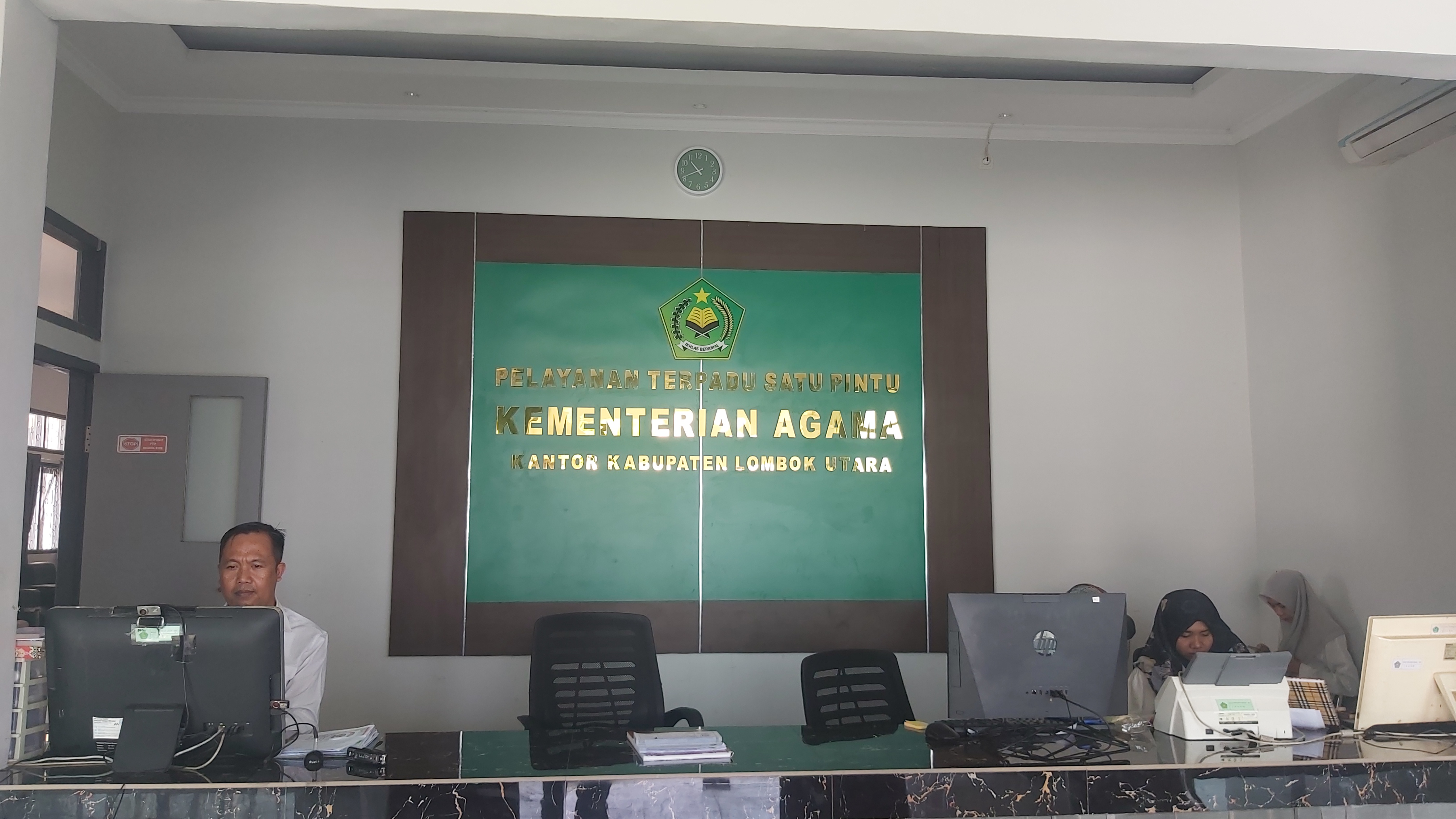CEK INFORMASI: Sejumlah pegawai Kantor Kemenag Lombok Utara, Selasa  (31/10).(NURUL/LOMBOK POST)