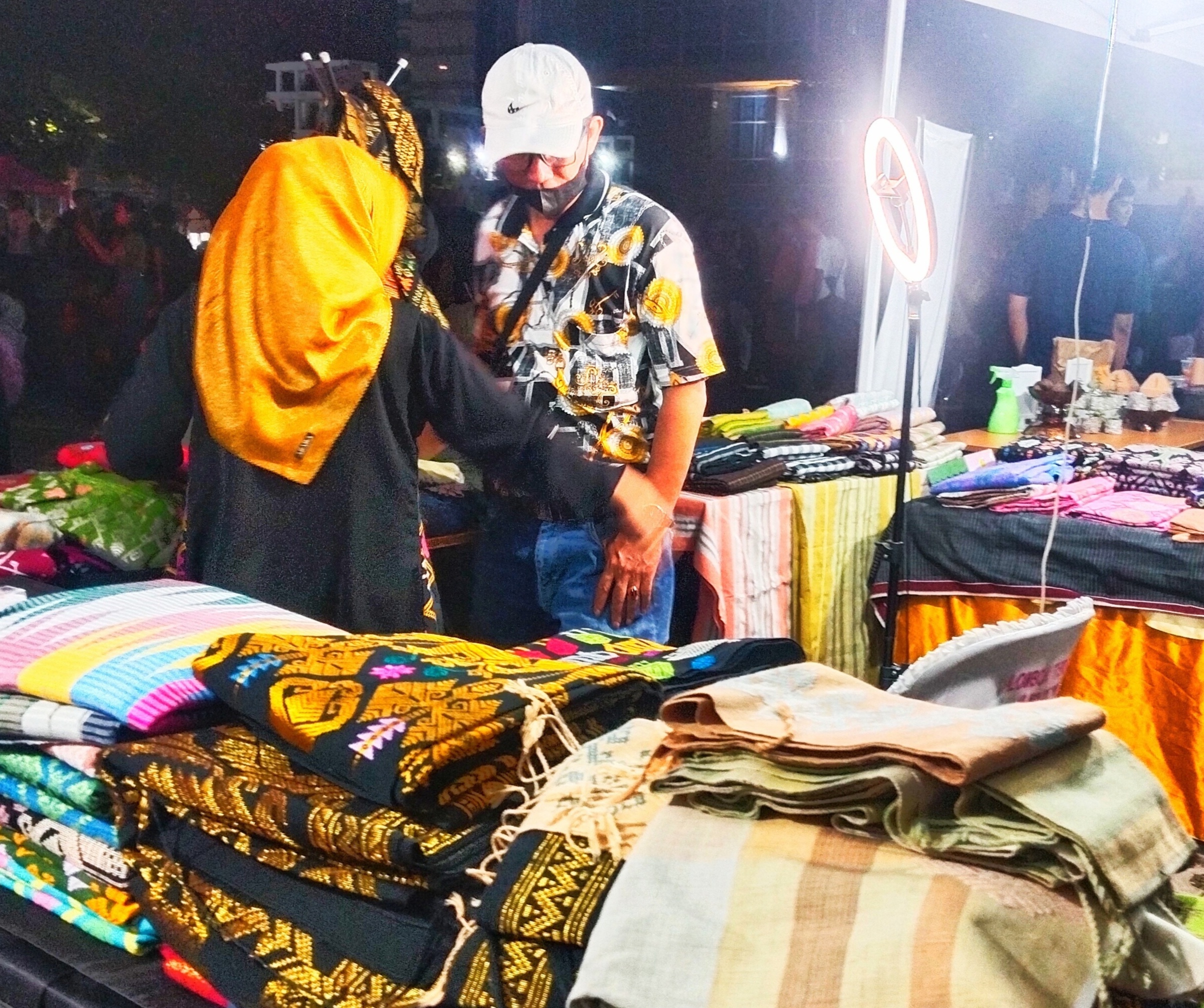 DIGANDRUNGI PENGUNJUNG: Sejumlah stand diramaikan pengunjung saat menyaksikan gelaran Mandalika Internasional Festival (MIF) di Plaza Poltekpar Lombok, Minggu (29/10).