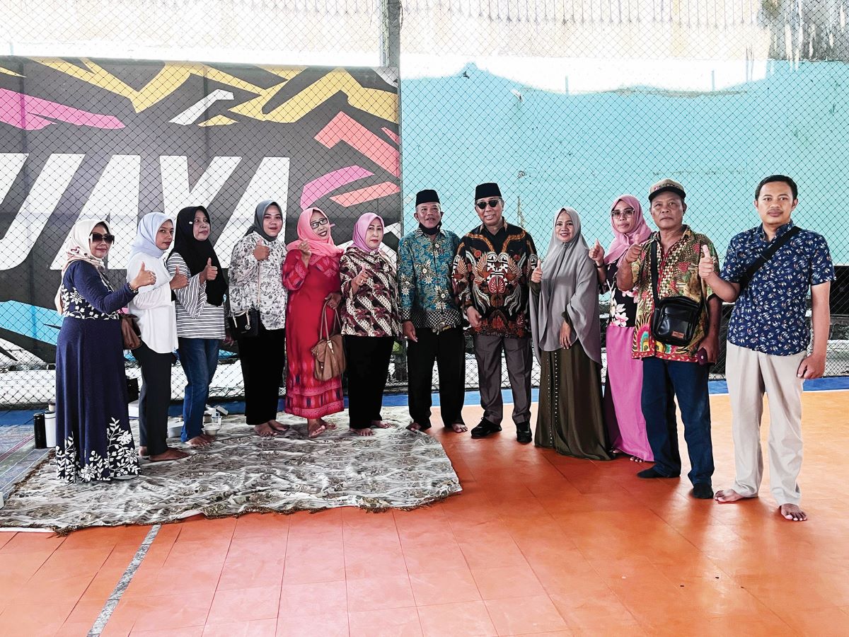 BERI DUKUNGAN: Pengurus Himpunan UMKM Kota Mataram berfoto bersama TGH Hazmi Hamzar di kawasan Rembiga, Kota Mataram, kemarin (31/10).