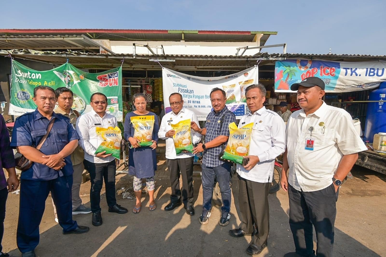 Penjabat Gubernur NTB H Lalu Gita Ariadi bersama Bulog, TPID, dan distributor saat sidak ke Pasar Mandalika, Kota Mataram, kemarin (1/11). Kegiatan tersebut untuk memastikan stok dan harga pangan.