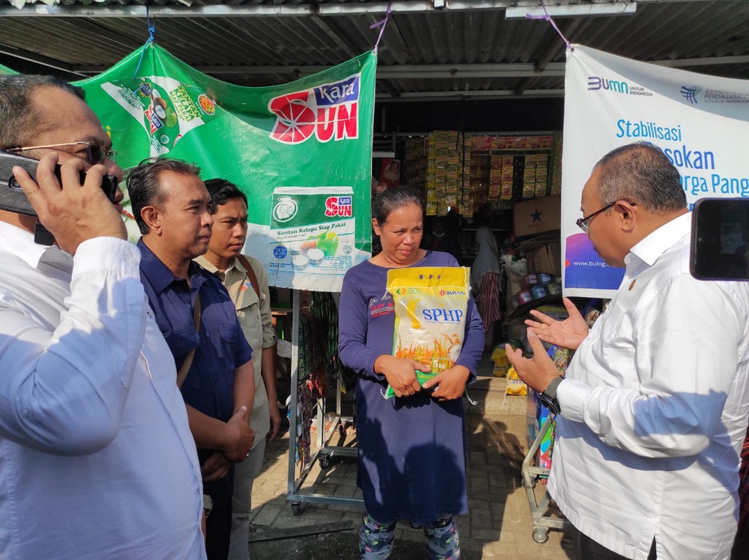 SIDAK PANGAN: Pj Gubernur NTB H Lalu Gita Ariadi bersama rombongan melakukan sidak harga dan stok pangan di Pasar Mandalika, Rabu (1/11).(FERIAL/LOMBOK POST)