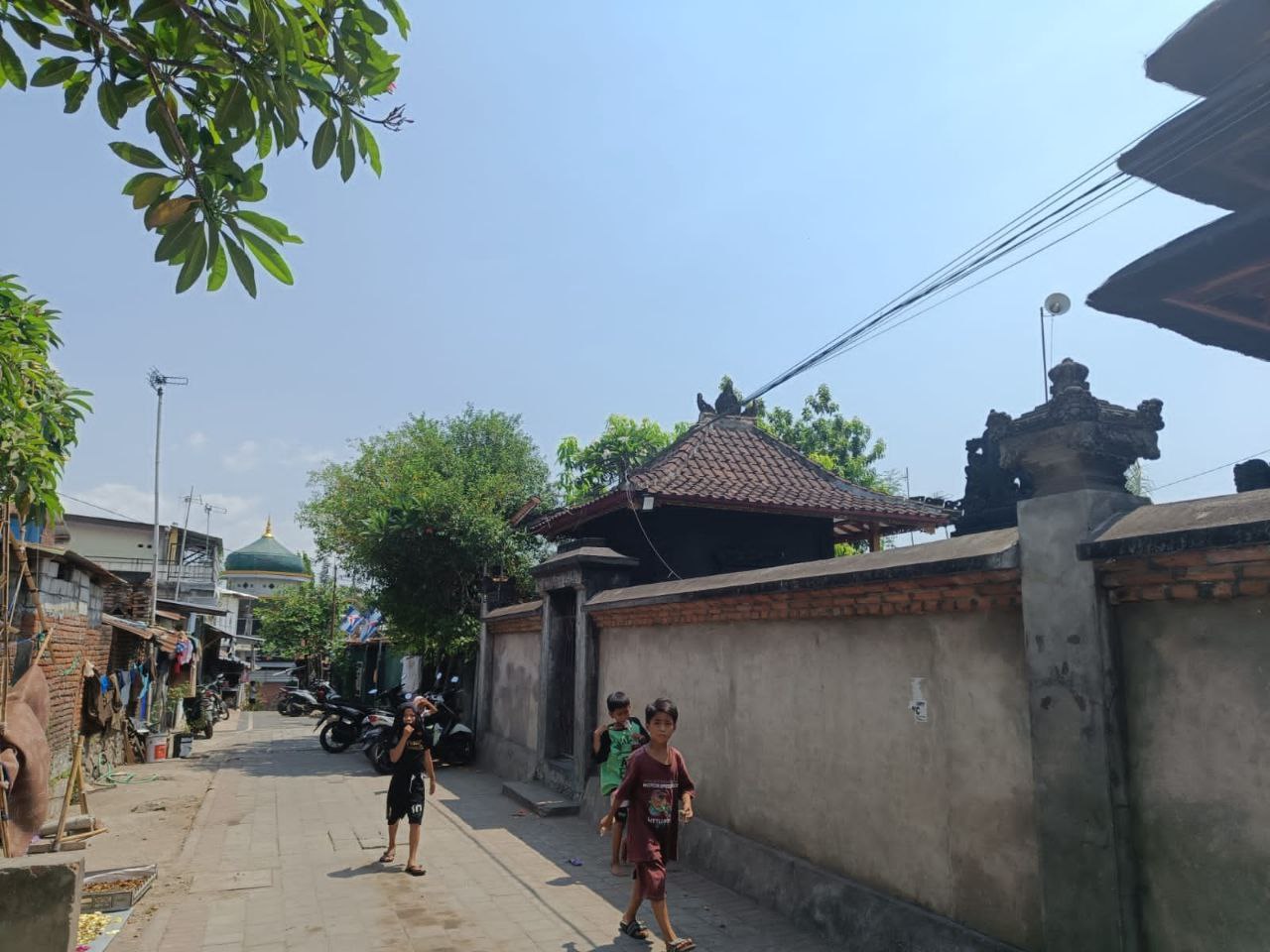 Sejumlah anak tengah bermain di gang pemersatu umat Hindu dan Islam, Sindu Barat, Cakranegara Utara.
