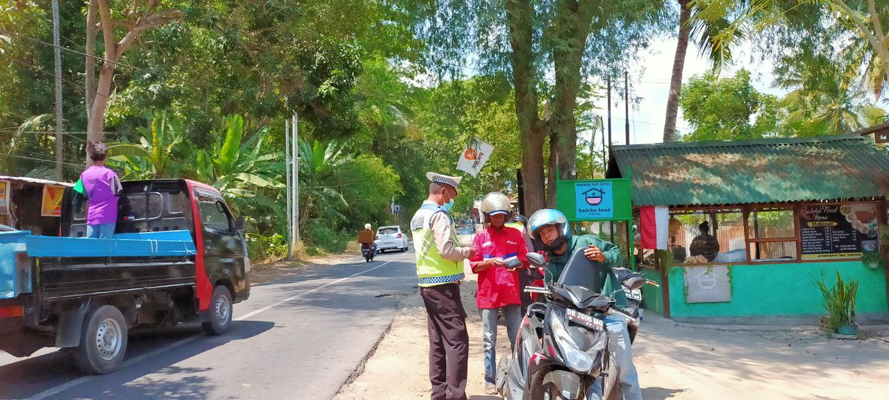 CEK BERKAS:Beberapa petugas melakukan pemeriksaan surat-surat kendaraan di Pemenang, beberapa waktu lalu. (NURUL/LOMBOK POST)