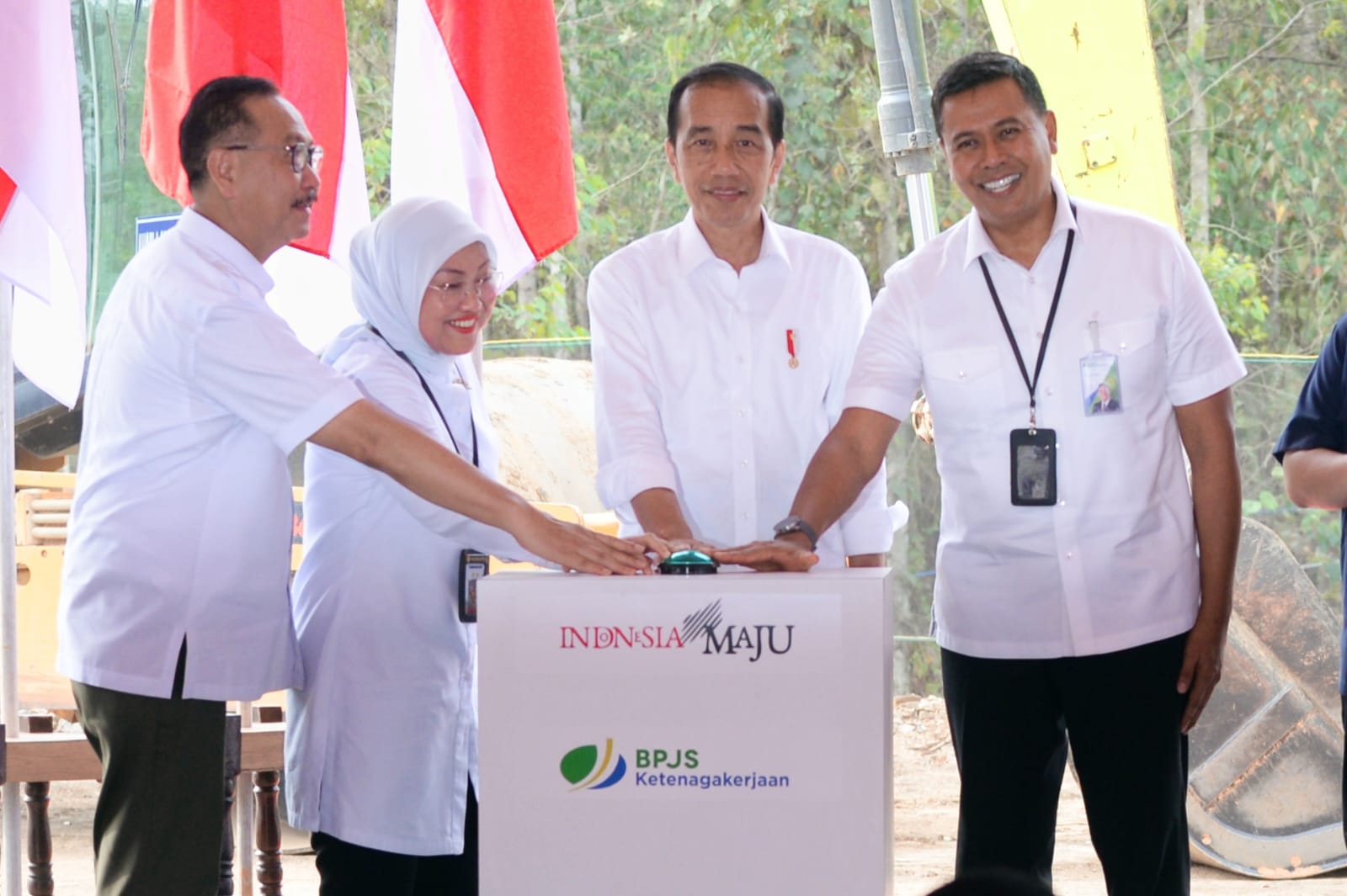 Presiden RI Joko Widodo bersama Direksi BPJamsostek saat peletakan batu pertama Kantor BPJamsostek di IKN, Kamis (2/11).