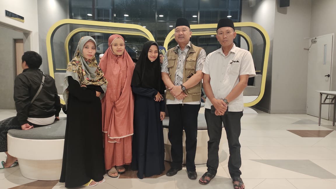 SIAP BERKOMPETISI: Asisten I Setda Loteng Lalu Wiraningsun (dua kanan) didampingi Kabag Kesra Setda Loteng Lalu Moh Hilim (kanan) berfoto bersama tiga kontingen NTB asal Loteng pada Ajang STQ Nasional