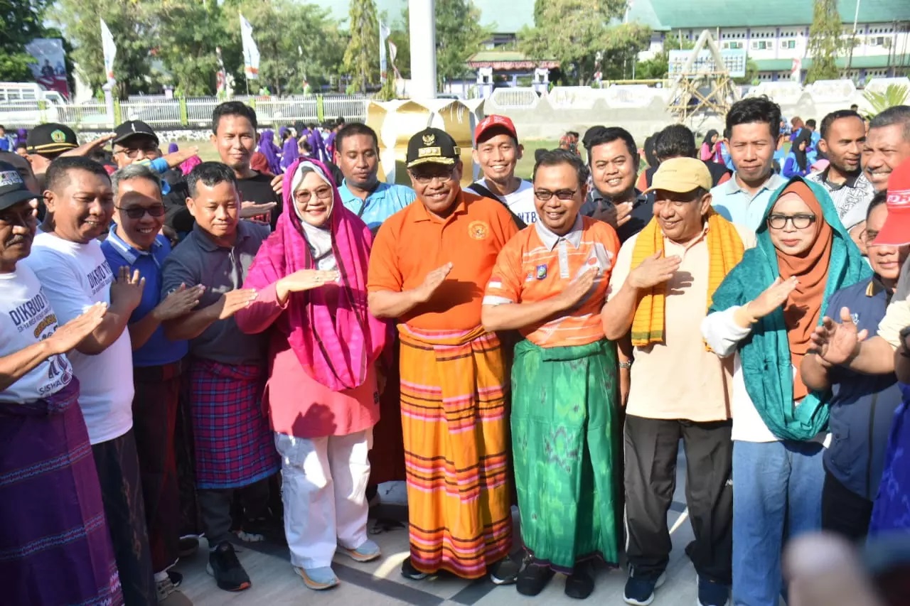 Penjabat Gubernur NTB HL Gita Ariadi bersama Forkopimda dan sejumlah pejabat lingkup Pemprov NTB saat kegiatan Jumat Salam di halaman Kantor Bupati Sumbawa, kemarin (3/11).