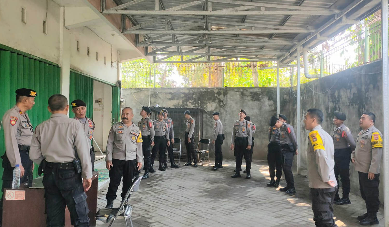 Sejumlah anggota Satgas OMB Rinjani 2023-2024 saat melakukan pengamanan di gudang logistik KPU Kota Mataram di Jalan I Gusti Jelantik Gosa, Kelurahan Sapta Marga, Kecamatan Cakranegara, Jumat (3/11).