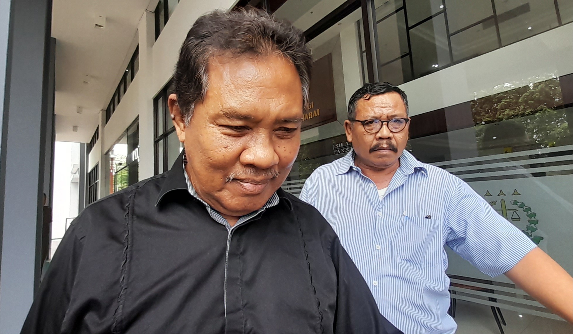 Mantan Bupati Lombok Barat H Zaini Arony bersama mantan Kepala BPKAD Lombok Barat Burhanudin dipanggil pihak Kejati NTB terkait kasus Lombok City Center (LCC), Jumat (3/11).