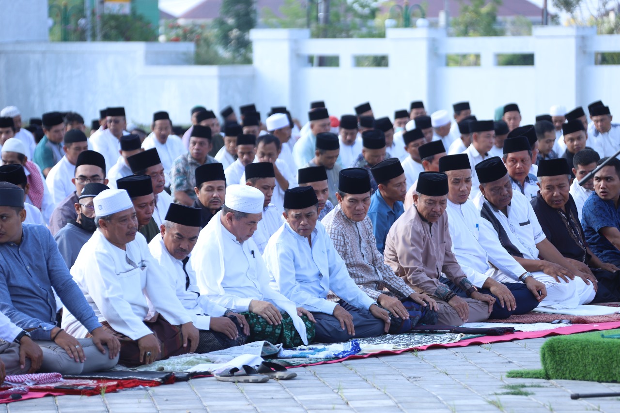 Jajaran Pemkab Loteng menggelar solat istisqa atau meminta diturunkan hujan di halaman kantor bupati, Jumat (3/11).