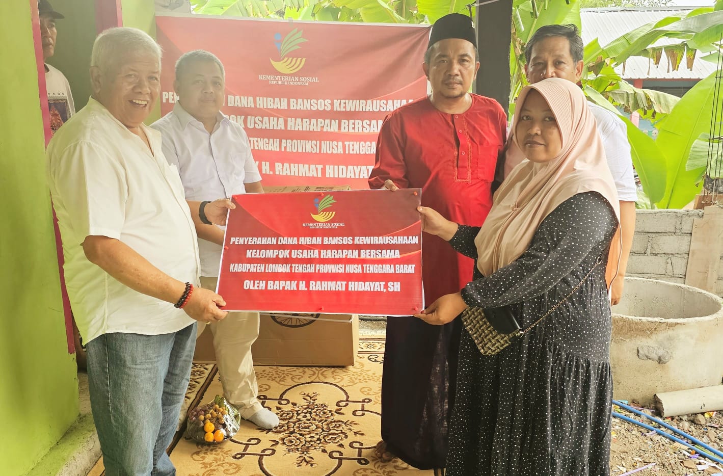 Rachmat Hidayat saat menyerahkan dana hibah bansos kewirausahaan untuk puluhan anggota kelompok Harapan Bersama di Desa Pringgarata, Lombok Tengah, Jumat (3/11).