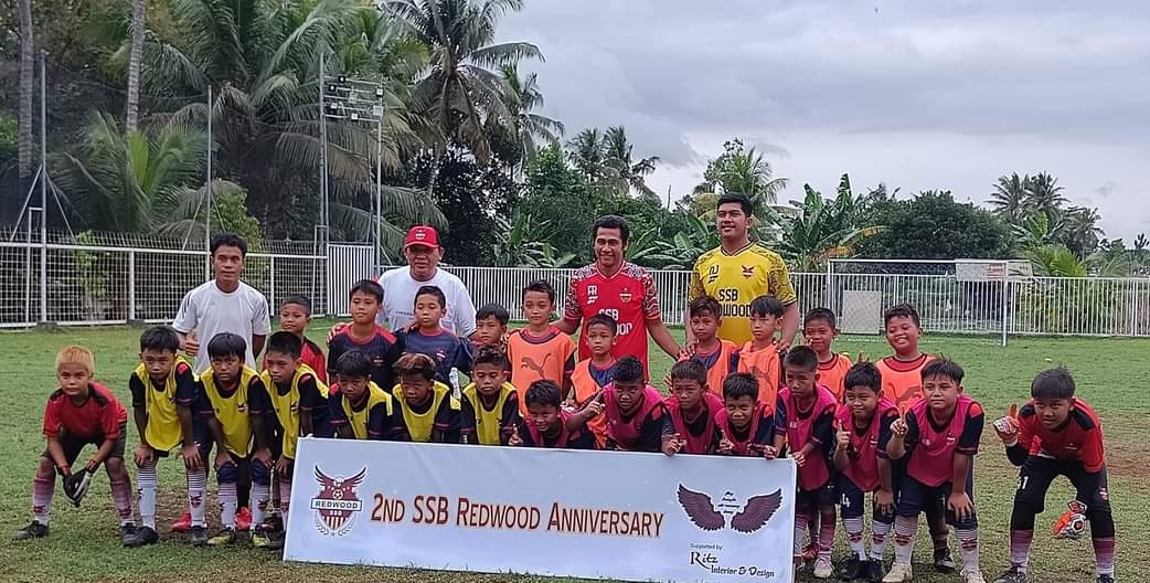 BINA PEMAIN MUDA: Para pemain SSB Redwood dan pelatih foto bersama sebelum melakukan uji coba di Lapangan Redwood FC, beberapa waktu lalu.