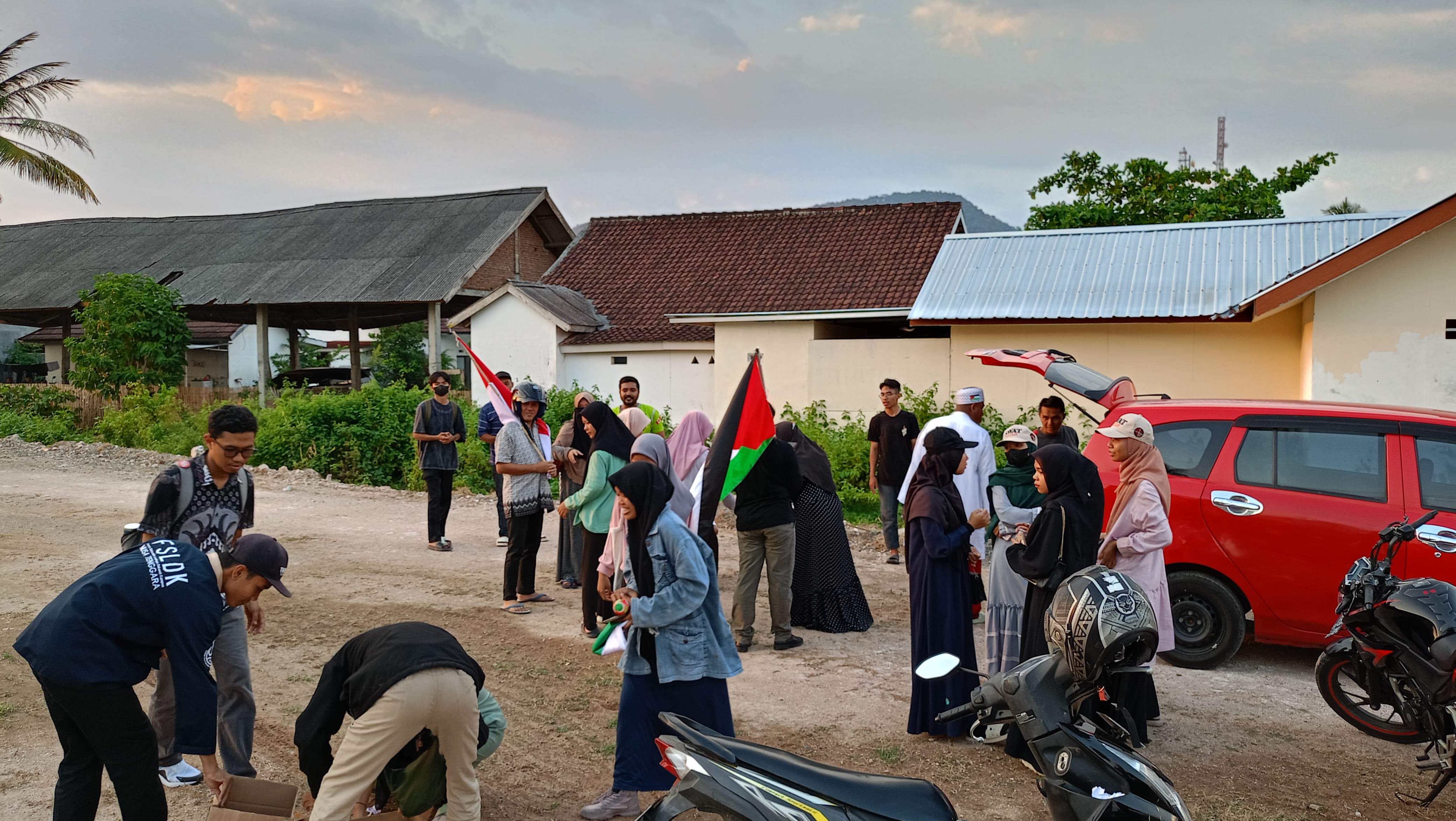 DUKUNG PALESTINA: Aliansi Peduli Palestina saat menggalang dukungan dana. (IST/LOMBOK POST)