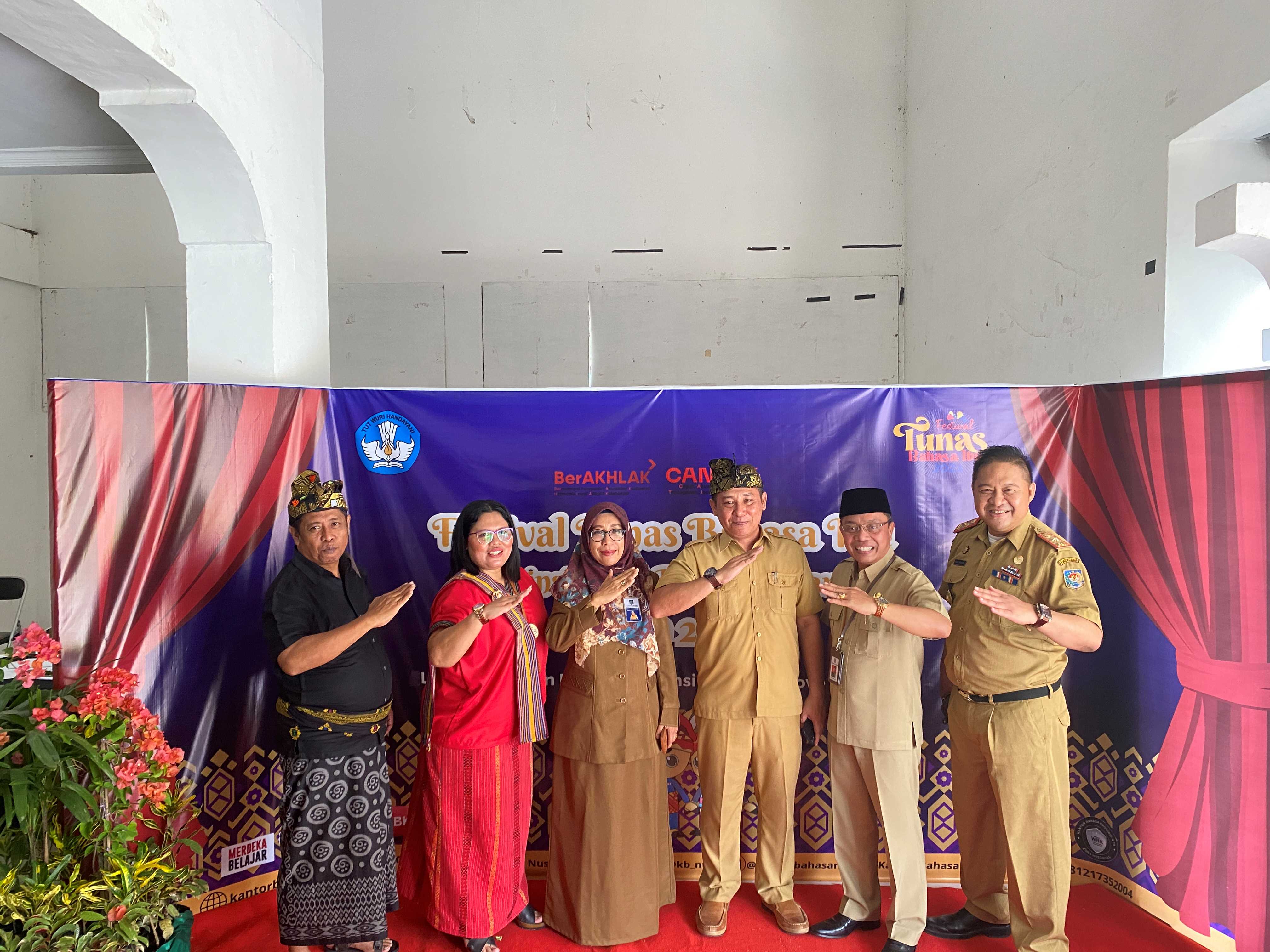 Kepala Kantor Bahasa NTB Dr Puji Retno Hardiningtyas (dua dari kiri) berfoto bersama para pemangku kebijakan di tingkat kabupaten, kota dan provinsi NTB, usai penutupan FTBI, di Mataram, Senin (6/11).