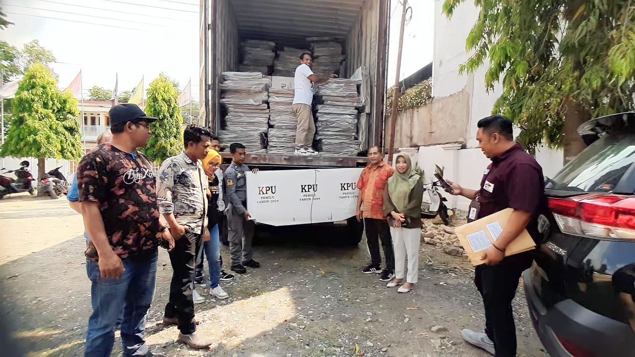 LOGISTIK PEMILU: Anggota KPU dan Bawaslu Kota Bima menerima logistik Pemilu 2024, Sabtu (4/11).(KPU KOTA BIMA FOR LOMBOK POST)