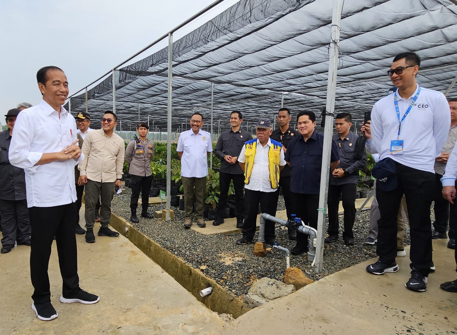 Dirut PLN Darmawan Prasodjo (kanan) saat mendampingi kunjungan Presiden Jokowi di IKN Nusantara.