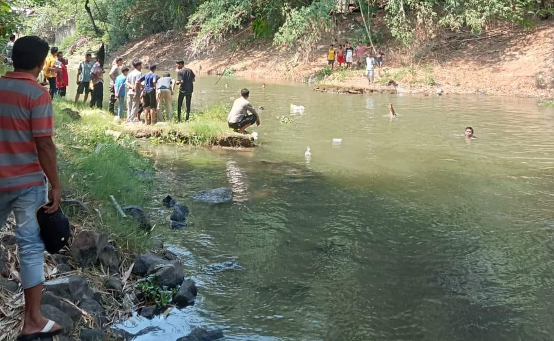 PENCARIAN: Proses pencarian dua murid SD yang tenggelam di Sungai Kelurahan Bugis, KSB. (IST/LOMBOK POST)