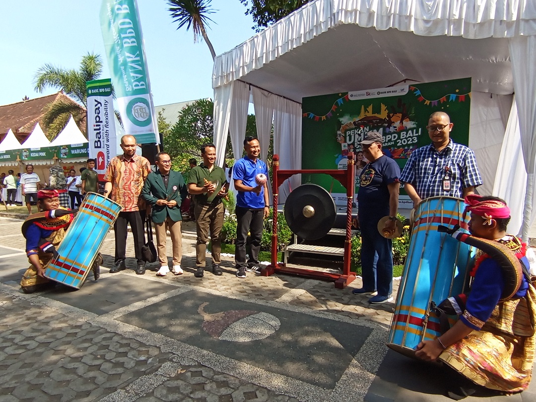 Direktur Utama Bank BPD Bali I Nyoman Sudharma bersama beberapa stakeholder terkait membuka kegiatan Pekan UMKM, di Taman Mayura, Sabtu (4/11).