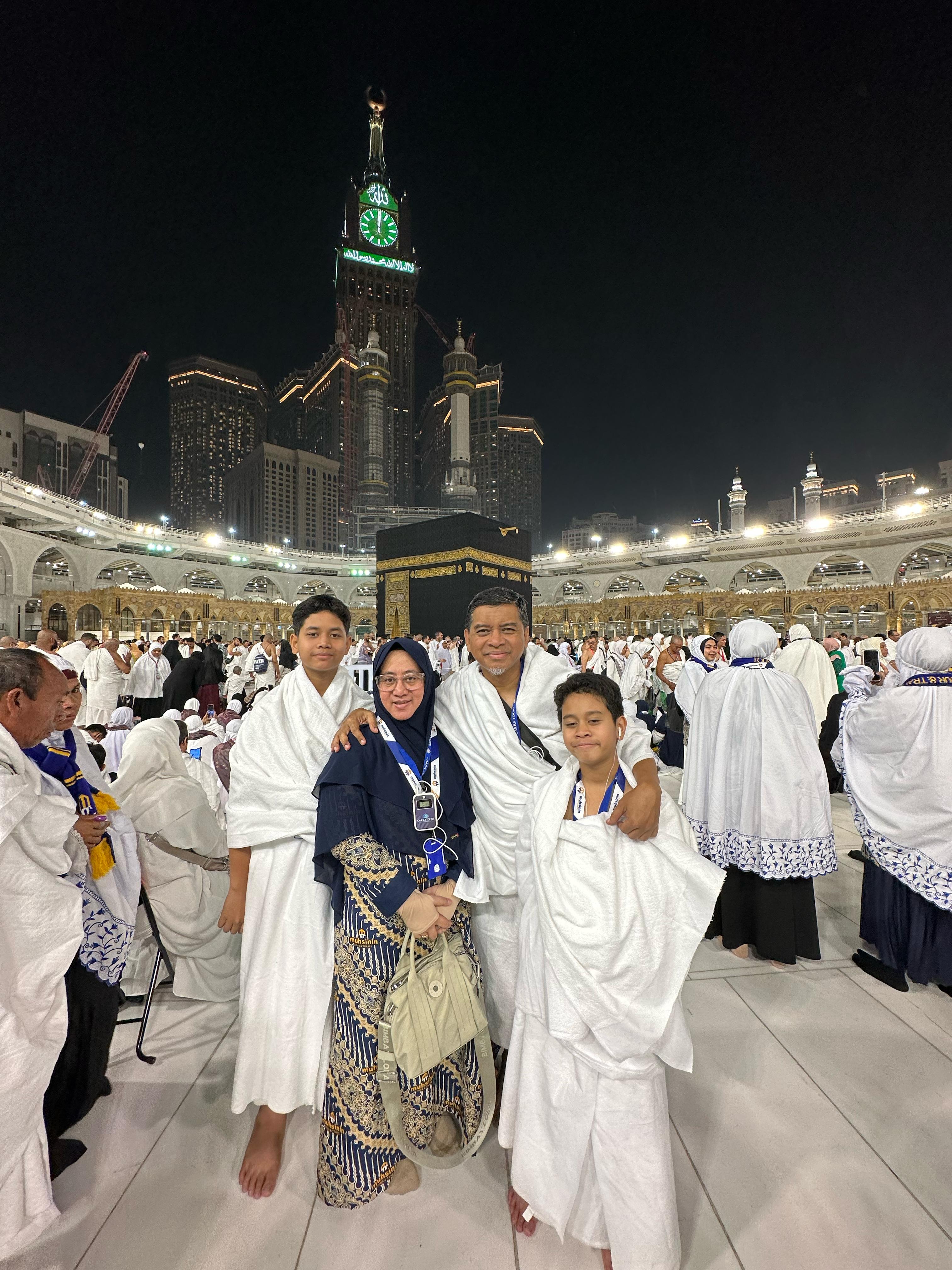 Direktur Utama Bank NTB Kukuh Rahardjo beserta keluarga usai melakukan Tawaf.