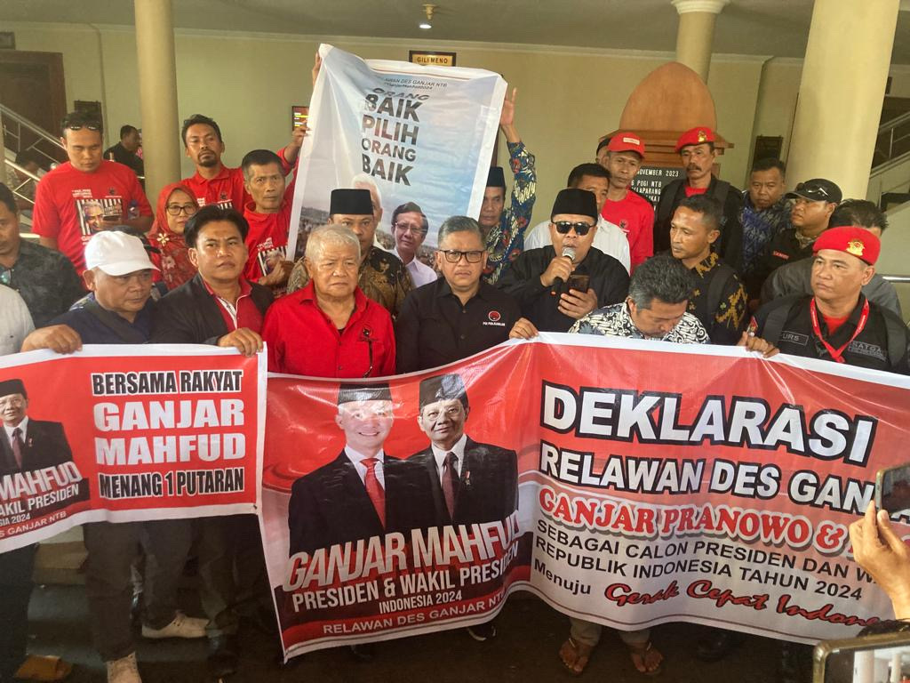 Sejumlah kepala desa mendeklarasikan dukungannya pada Ganjar-Mahfud di Hotel Lombok Raya, Kota Mataram, Minggu (5/11).