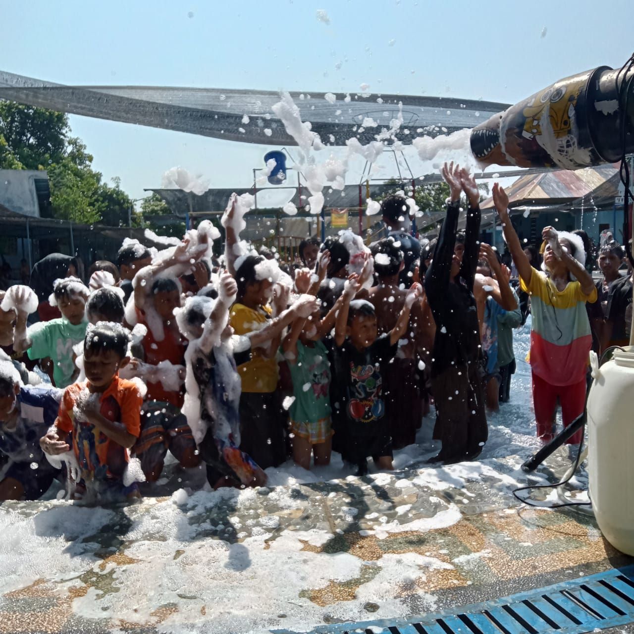 SERU: Anak-anak berebut mandi busa di kolam renang Cantika, Lendang Lekong, Sandubaya, Kota Mataram, kemarin (5/11).