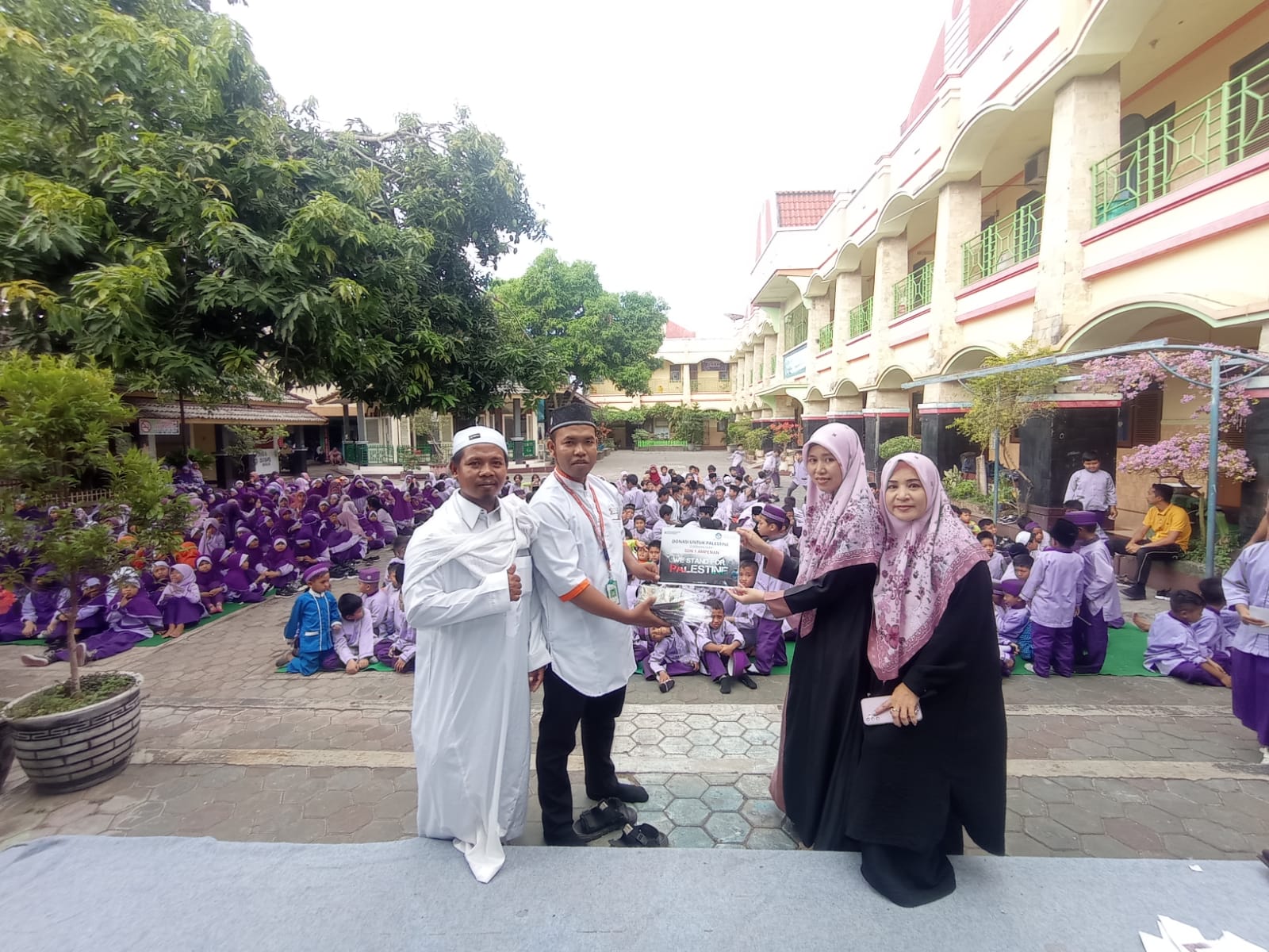 RASA EMPATI: Pembina Imtak SDN 1 Ampenan Nurhayati menyerahkan bantuan kemanusiaan untuk warga Palestina secara simbolis kepada pihak BMH di sekolah setempat, Jumat (3/11) lalu.