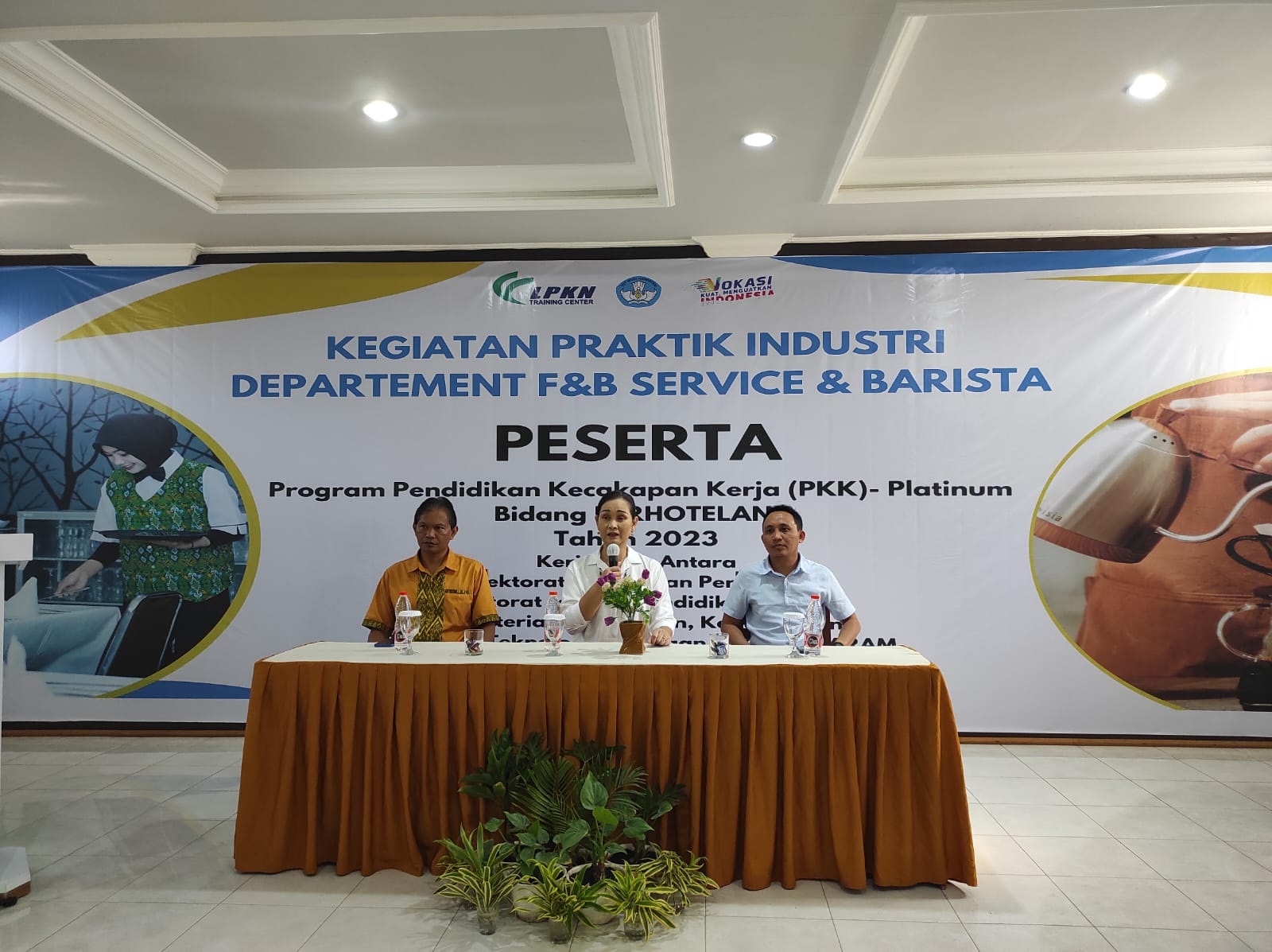 TERJUN KE INDUSTRI: Direktur LPKN Training Center Naktika Sari Dewi (tengah) membuka kegiatan praktik FB service dan barista program PKK Platinum di Hotel Segara Anak, Kuta, Loteng, Minggu (5/11)