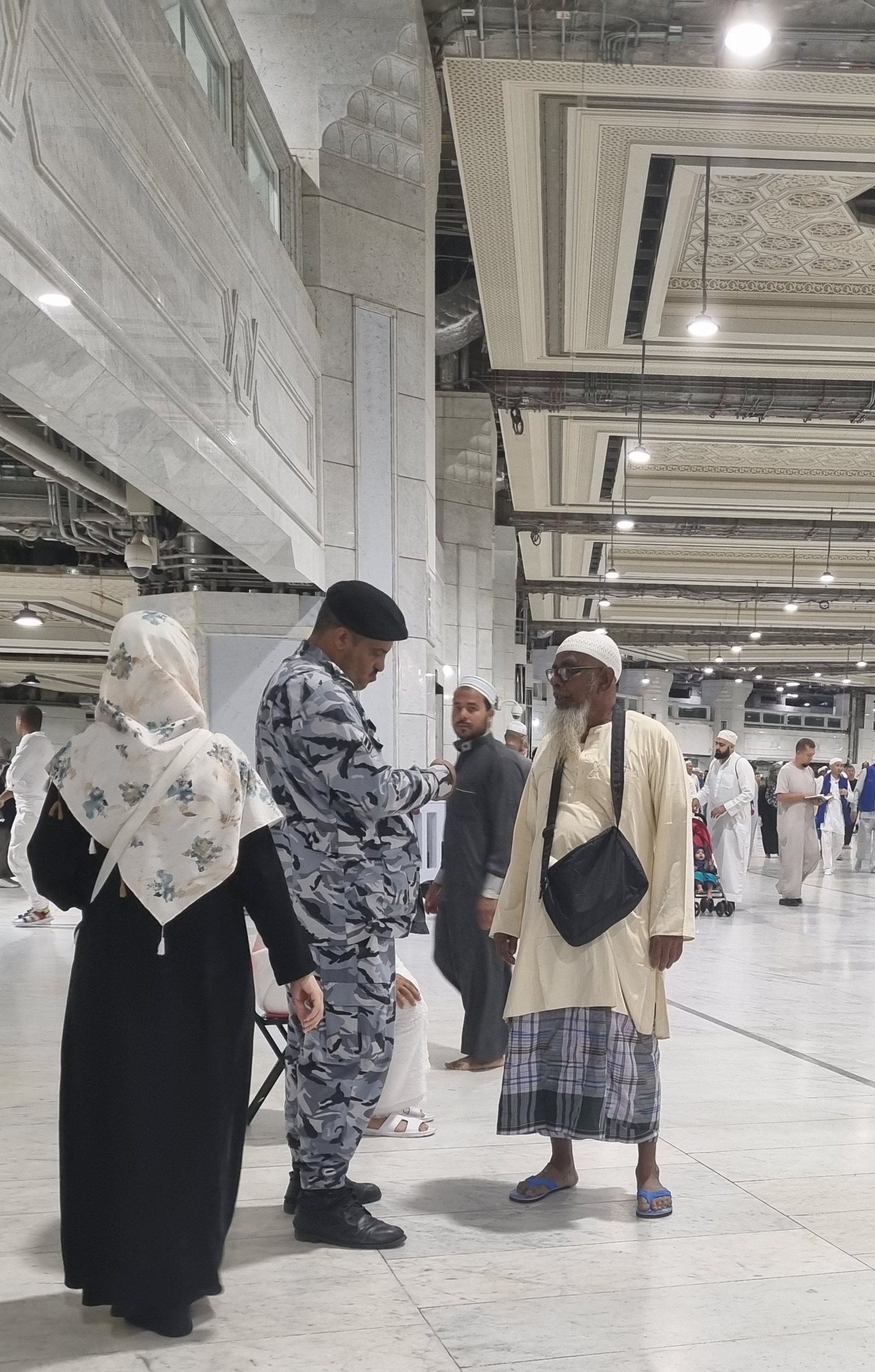 Lebih Bersahabat : Seorang askar Masjidil Haram memberikan bantuan ke salah sorang jemaah.