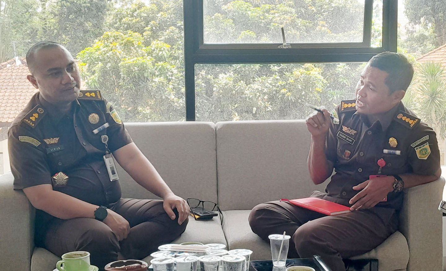 Juru Bicara Kejati NTB Efrien Saputra (kiri) bersama jaksa penyelidik pidana khusus Hasan Basri.
