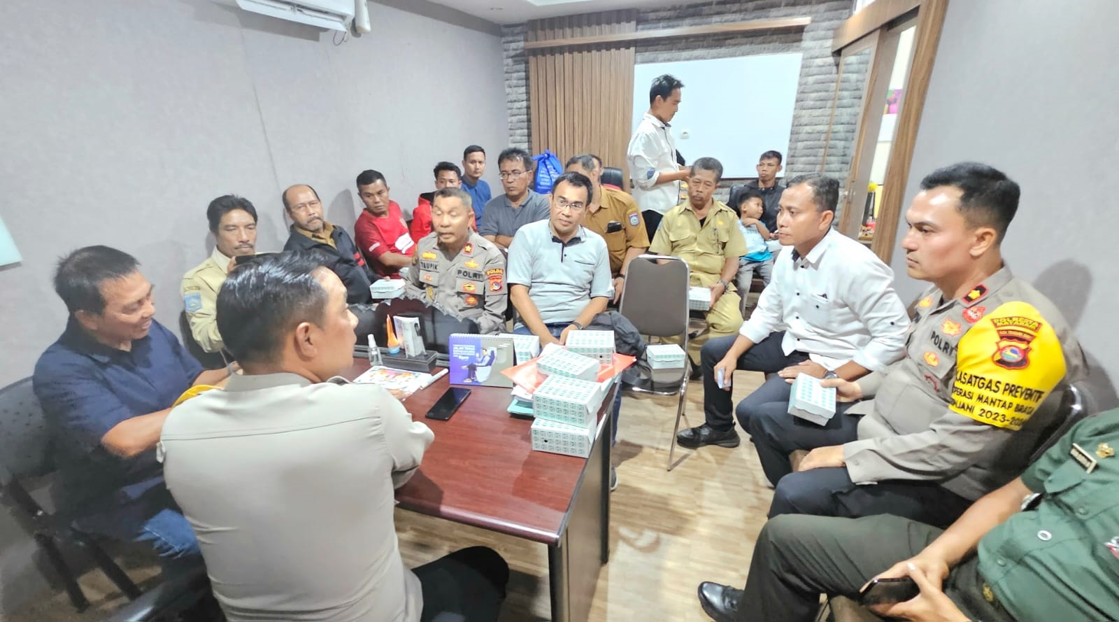 Asprov PSSI NTB saat berkoordinasi dengan Polresta Mataram terkait kelanjutan Liga 3 Bank NTB Syariah.
