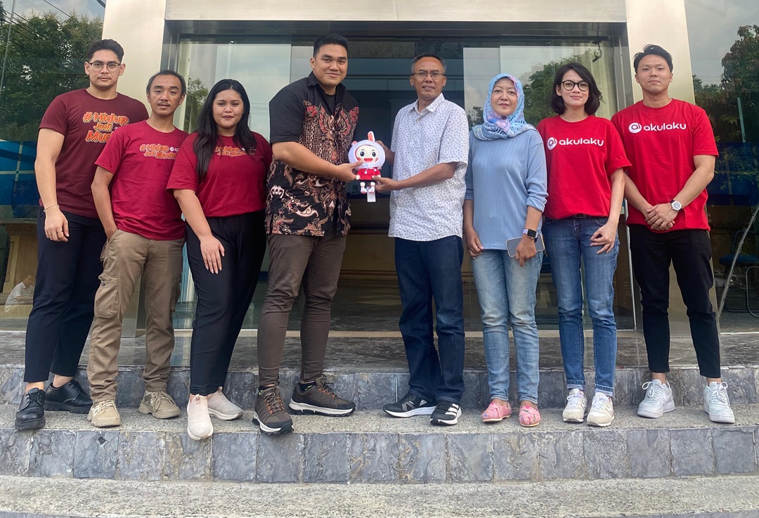 JALIN KOMUNIKASI: General Manager Lombok Post Haliludin (empat dari kanan) menerima kunjungan tim Akulaku di Graha Pena Lombok, Senin (6/11).(FARIDA/LOMBOK POST)