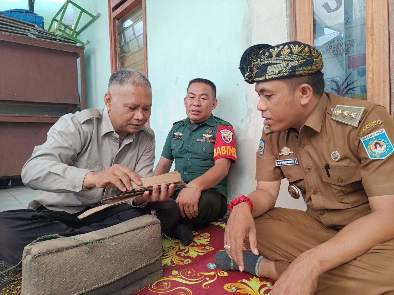 Dari kiri ke kanan Kepala Lingkungan Karang Bagu Asmuni, Babinsa Karang Taliwang A. Mappiase, dan Lurah Karang Taliwang Lalu Halit Wahyu J. saat mendengar kisah Karang Bagu.